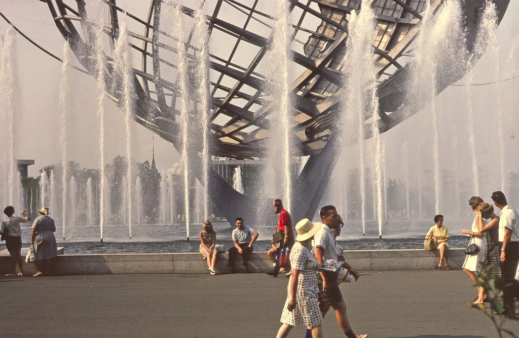 1964-65_New_York_World's_Fair_Unisphere_fountain